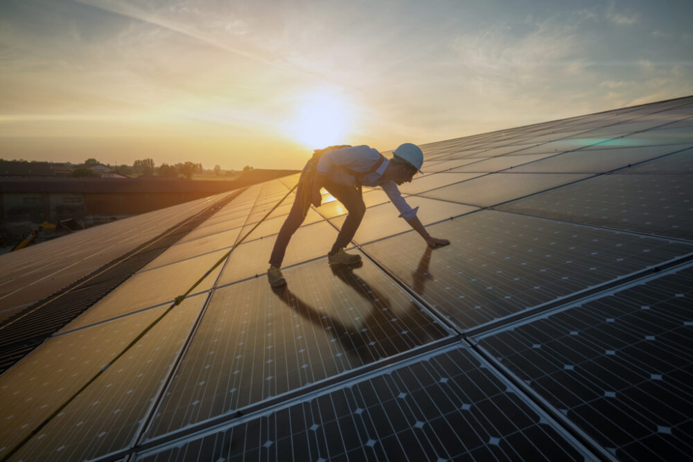 Maintenance,Assistance,Technical,Worker,In,Uniform,Is,Checking,An,Operation